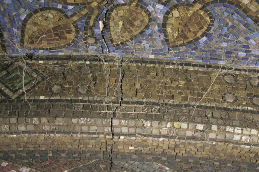 Verschmutzte Mosaikfläche