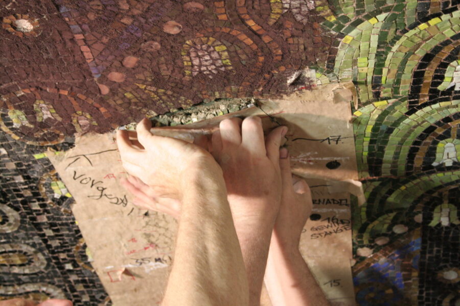 Andrücken der Mosaikfläche